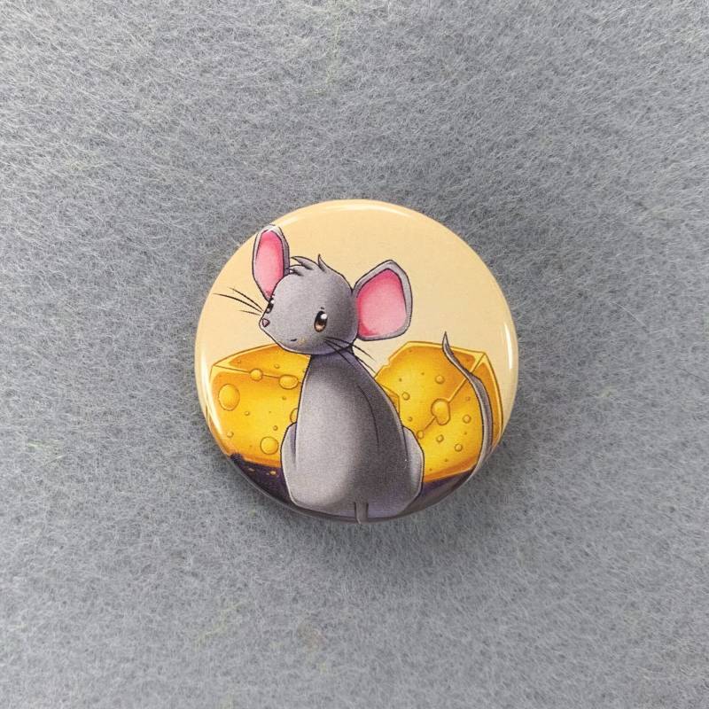 Maus Button | Niedlicher Mäuse Ansteckbutton Aus Metall, Durchmesser Ø 3, 7 cm, Runder Pin Anstecker von KyashisArt