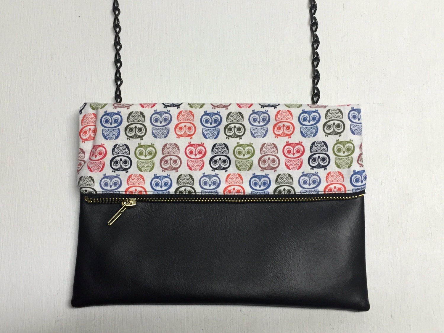 Blaue, Rote Eule Druck Mit Schwarzen Vinyl Kreuz Körper Rechteckige Geldbörse. Kleine Make-Up-Tasche. Falten Sie Über Kupplung. Abnehmbarer Und Blaue, Rote Eule Druck Mit Schwarzen Vinyl Kreuz Körper Rechteckige Geldbörse. Kleine Make-Up-Tasche. Falten Sie Über Kupplung. Abnehmbarer Und von Kyezi