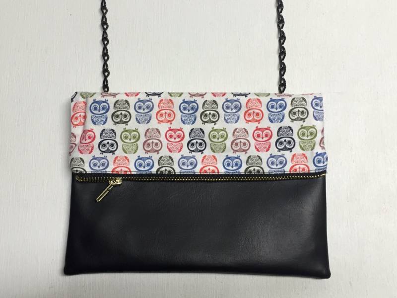 Blaue, Rote Eule Druck Mit Schwarzen Vinyl Kreuz Körper Rechteckige Geldbörse. Kleine Make-Up-Tasche. Falten Sie Über Kupplung. Abnehmbarer Und Blaue, Rote Eule Druck Mit Schwarzen Vinyl Kreuz Körper Rechteckige Geldbörse. Kleine Make-Up-Tasche. Falten Sie Über Kupplung. Abnehmbarer Und von Kyezi