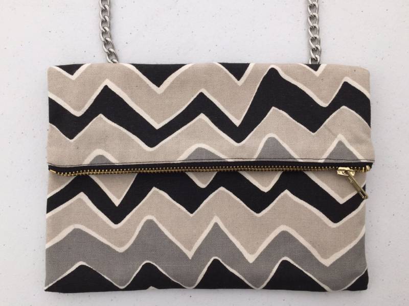 Braun Und Schwarz Chevron Print Cross Body Rechteckige Geldbörse. Kleine Make-Up-Tasche. Falten Sie Über Kupplung. Abnehmbarer Verstellbarer Gurt von Kyezi