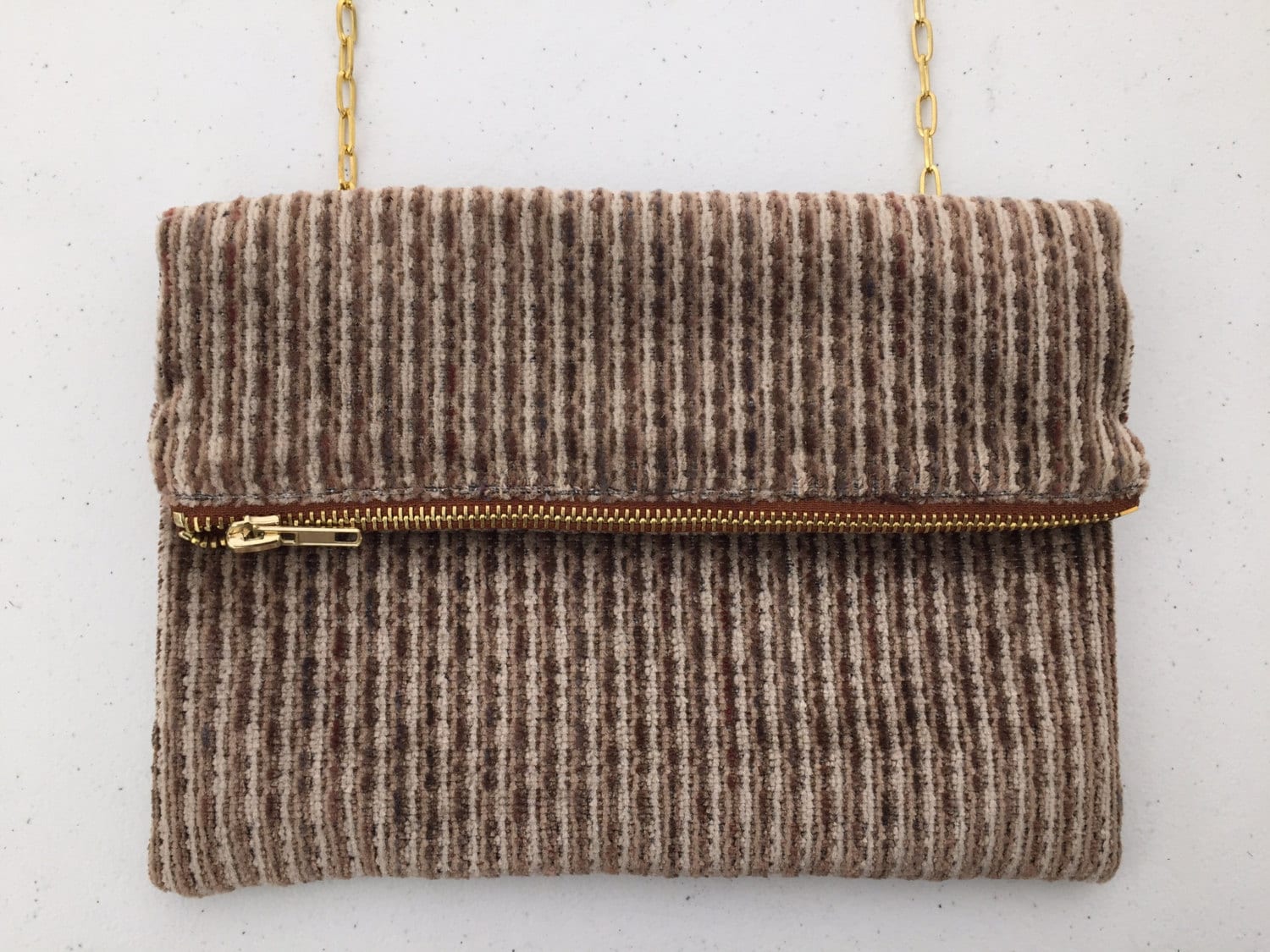 Braune Samt Streifen Kreuz Körper Rechteckige Geldbörse. Kleine Make-Up-Tasche. Falten Sie Über Kupplung. Abnehmbarer Und Verstellbarer Gurt Braune Samt Streifen Kreuz Körper Rechteckige Geldbörse. Kleine Make-Up-Tasche. Falten Sie Über Kupplung. Abnehmbarer Und Verstellbarer Gurt von Kyezi