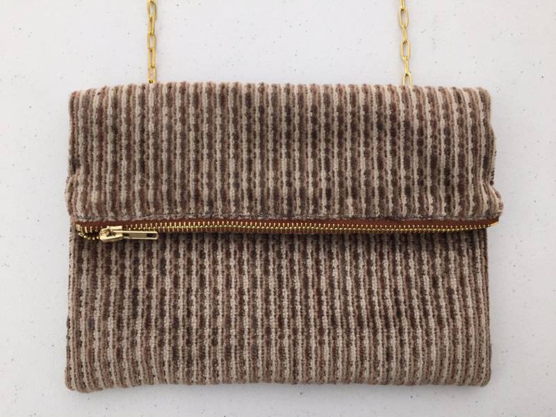 Braune Samt Streifen Kreuz Körper Rechteckige Geldbörse. Kleine Make-Up-Tasche. Falten Sie Über Kupplung. Abnehmbarer Und Verstellbarer Gurt Braune Samt Streifen Kreuz Körper Rechteckige Geldbörse. Kleine Make-Up-Tasche. Falten Sie Über Kupplung. Abnehmbarer Und Verstellbarer Gurt von Kyezi