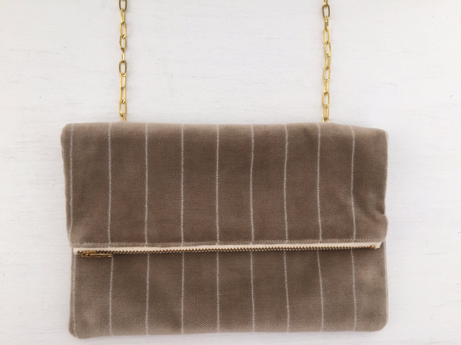 Braune Streifen Kreuz Körper Rechteckige Geldbörse. Kleine Make-Up-Tasche. Falten Sie Über Kupplung. Abnehmbarer Und Verstellbarer Gurt Braune Streifen Kreuz Körper Rechteckige Geldbörse. Kleine Make-Up-Tasche. Falten Sie Über Kupplung. Abnehmbarer Und Verstellbarer Gurt von Kyezi