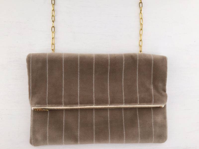 Braune Streifen Kreuz Körper Rechteckige Geldbörse. Kleine Make-Up-Tasche. Falten Sie Über Kupplung. Abnehmbarer Und Verstellbarer Gurt von Kyezi