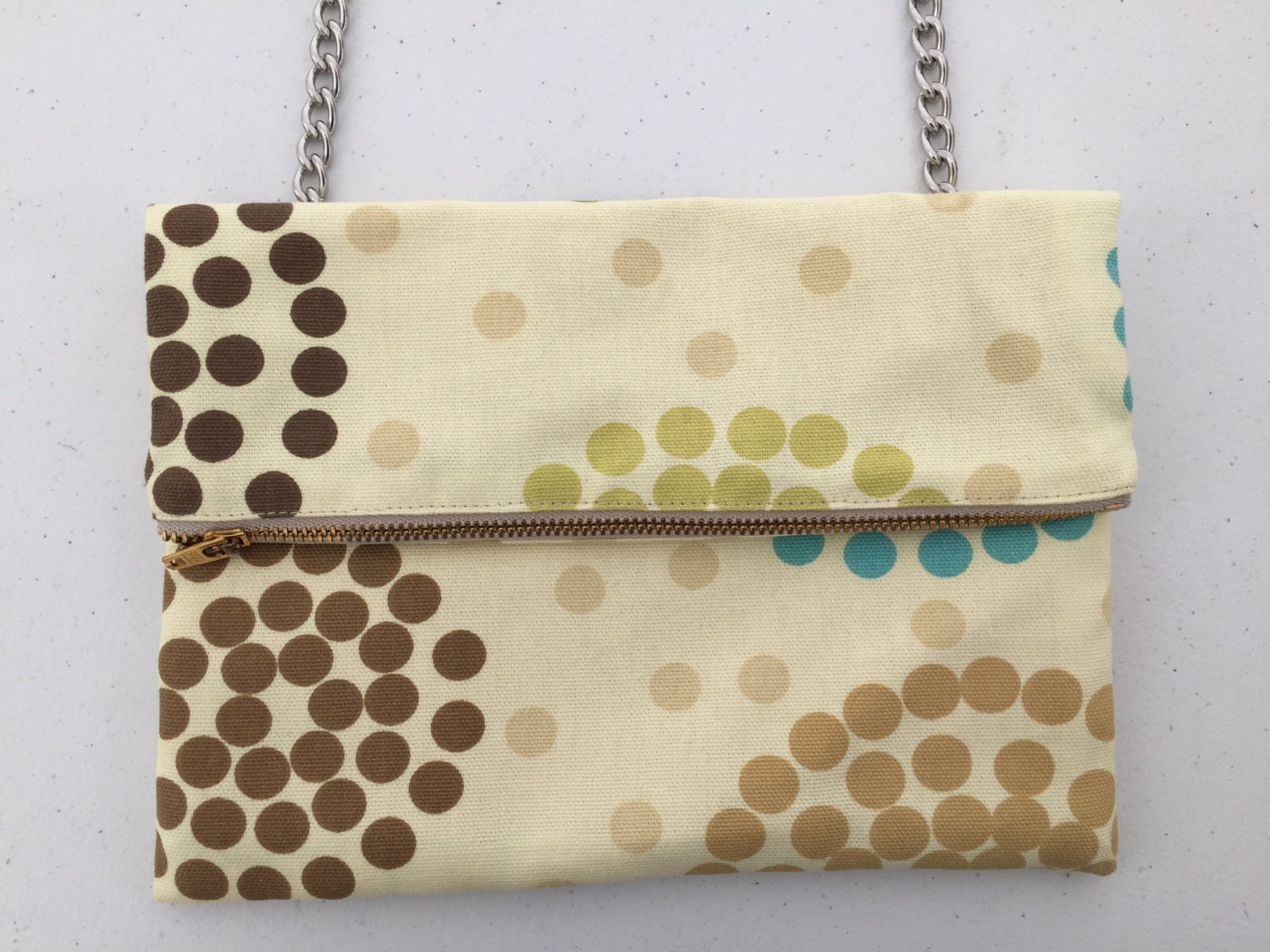 Gelb, Grün Und Braun Gepunktet Kreuz Körper Rechteckige Geldbörse. Kleine Make-Up-Tasche. Falten Sie Über Kupplung. Abnehmbarer Verstellbarer Gurt Gelb, Grün Und Braun Gepunktet Kreuz Körper Rechteckige Geldbörse. Kleine Make-Up-Tasche. Falten Sie Über Kupplung. Abnehmbarer Verstellbarer Gurt von Kyezi