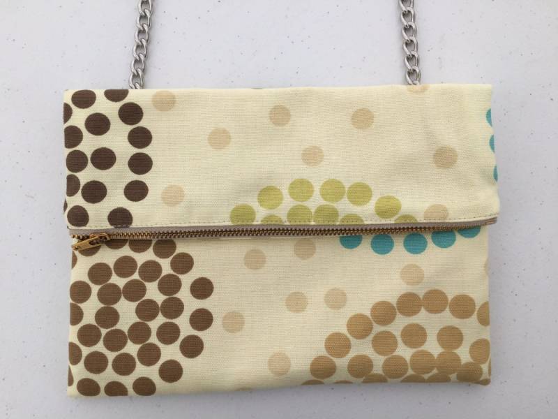 Gelb, Grün Und Braun Gepunktet Kreuz Körper Rechteckige Geldbörse. Kleine Make-Up-Tasche. Falten Sie Über Kupplung. Abnehmbarer Verstellbarer Gurt Gelb, Grün Und Braun Gepunktet Kreuz Körper Rechteckige Geldbörse. Kleine Make-Up-Tasche. Falten Sie Über Kupplung. Abnehmbarer Verstellbarer Gurt von Kyezi