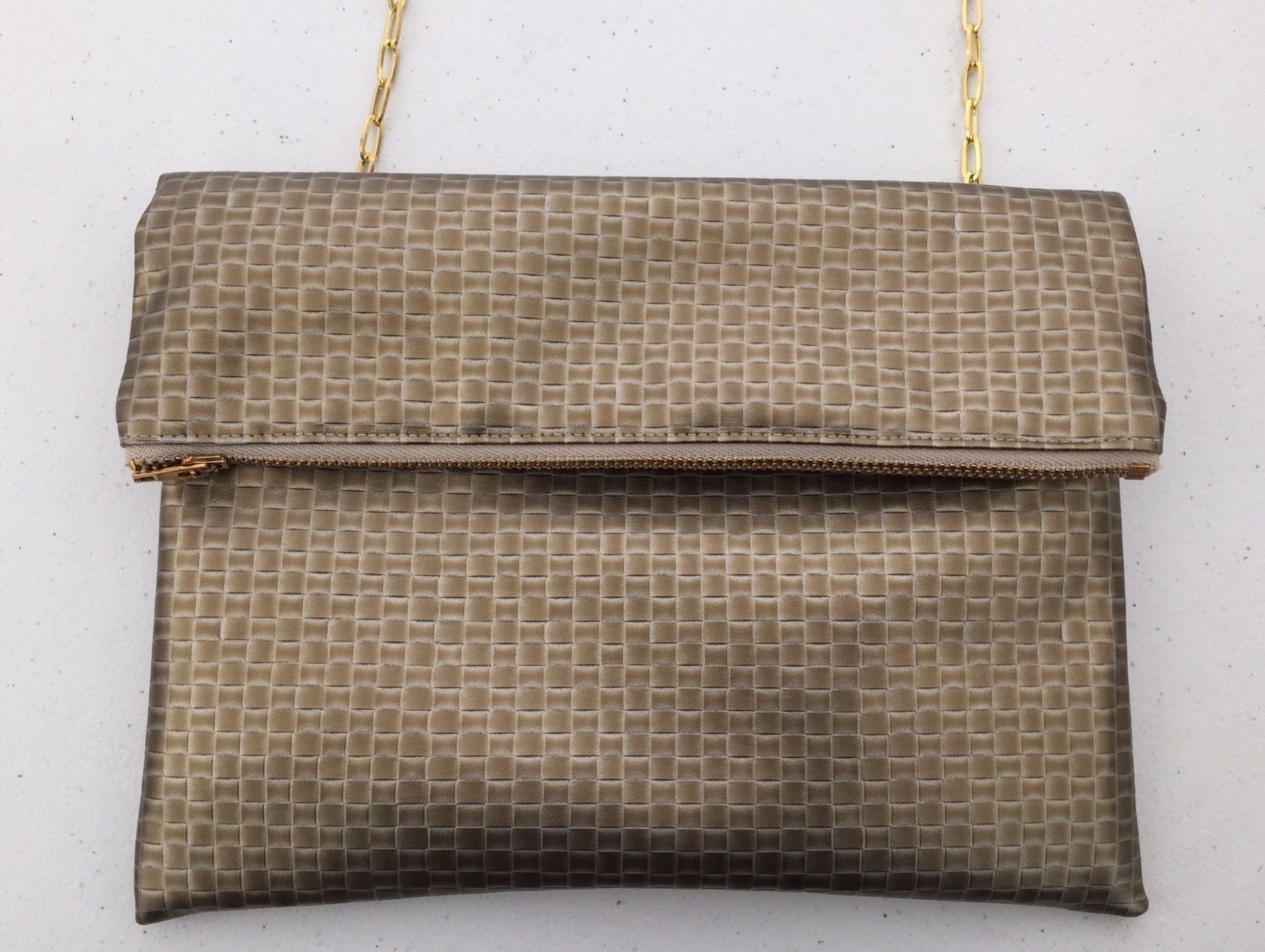Gold Strukturierte Vinyl Cross Body Rechteckige Geldbörse. Kleine Make-Up-Tasche. Falten Sie Über Kupplung. Abnehmbarer Und Verstellbarer Gurt Gold Strukturierte Vinyl Cross Body Rechteckige Geldbörse. Kleine Make-Up-Tasche. Falten Sie Über Kupplung. Abnehmbarer Und Verstellbarer Gurt von Kyezi