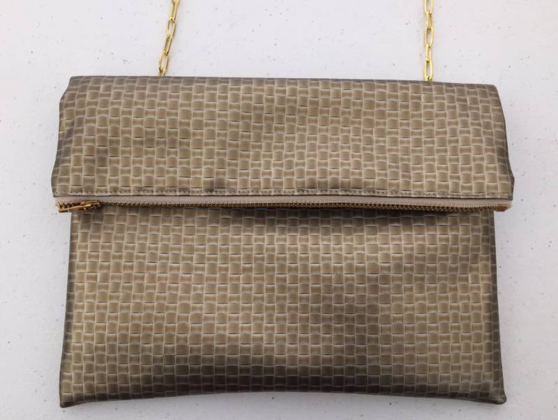 Gold Strukturierte Vinyl Cross Body Rechteckige Geldbörse. Kleine Make-Up-Tasche. Falten Sie Über Kupplung. Abnehmbarer Und Verstellbarer Gurt Gold Strukturierte Vinyl Cross Body Rechteckige Geldbörse. Kleine Make-Up-Tasche. Falten Sie Über Kupplung. Abnehmbarer Und Verstellbarer Gurt von Kyezi
