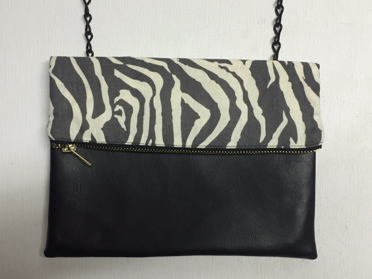 Grau Zebra Print Und Schwarz Vinyl Kreuz Körper Rechteckige Geldbörse. Kleine Make-Up-Tasche. Falten Sie Über Kupplung. Abnehmbarer Verstellbarer Grau Zebra Print Und Schwarz Vinyl Kreuz Körper Rechteckige Geldbörse. Kleine Make-Up-Tasche. Falten Sie Über Kupplung. Abnehmbarer Verstellbarer von Kyezi