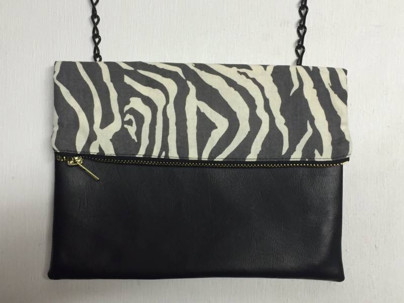 Grau Zebra Print Und Schwarz Vinyl Kreuz Körper Rechteckige Geldbörse. Kleine Make-Up-Tasche. Falten Sie Über Kupplung. Abnehmbarer Verstellbarer Grau Zebra Print Und Schwarz Vinyl Kreuz Körper Rechteckige Geldbörse. Kleine Make-Up-Tasche. Falten Sie Über Kupplung. Abnehmbarer Verstellbarer von Kyezi