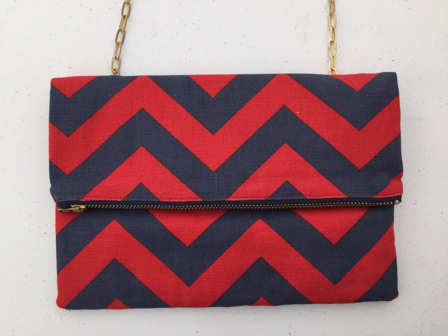 Rot Und Marine Chevron Print Cross Body Rechteckige Geldbörse. Kleine Make-Up-Tasche. Falten Sie Über Kupplung. Abnehmbarer Verstellbarer Gurt Rot Und Marine Chevron Print Cross Body Rechteckige Geldbörse. Kleine Make-Up-Tasche. Falten Sie Über Kupplung. Abnehmbarer Verstellbarer Gurt von Kyezi