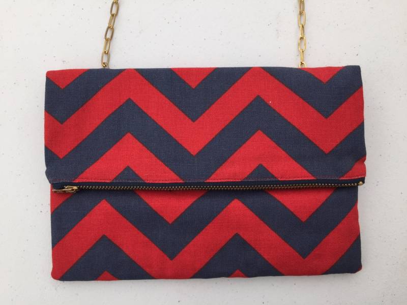 Rot Und Marine Chevron Print Cross Body Rechteckige Geldbörse. Kleine Make-Up-Tasche. Falten Sie Über Kupplung. Abnehmbarer Verstellbarer Gurt Rot Und Marine Chevron Print Cross Body Rechteckige Geldbörse. Kleine Make-Up-Tasche. Falten Sie Über Kupplung. Abnehmbarer Verstellbarer Gurt von Kyezi