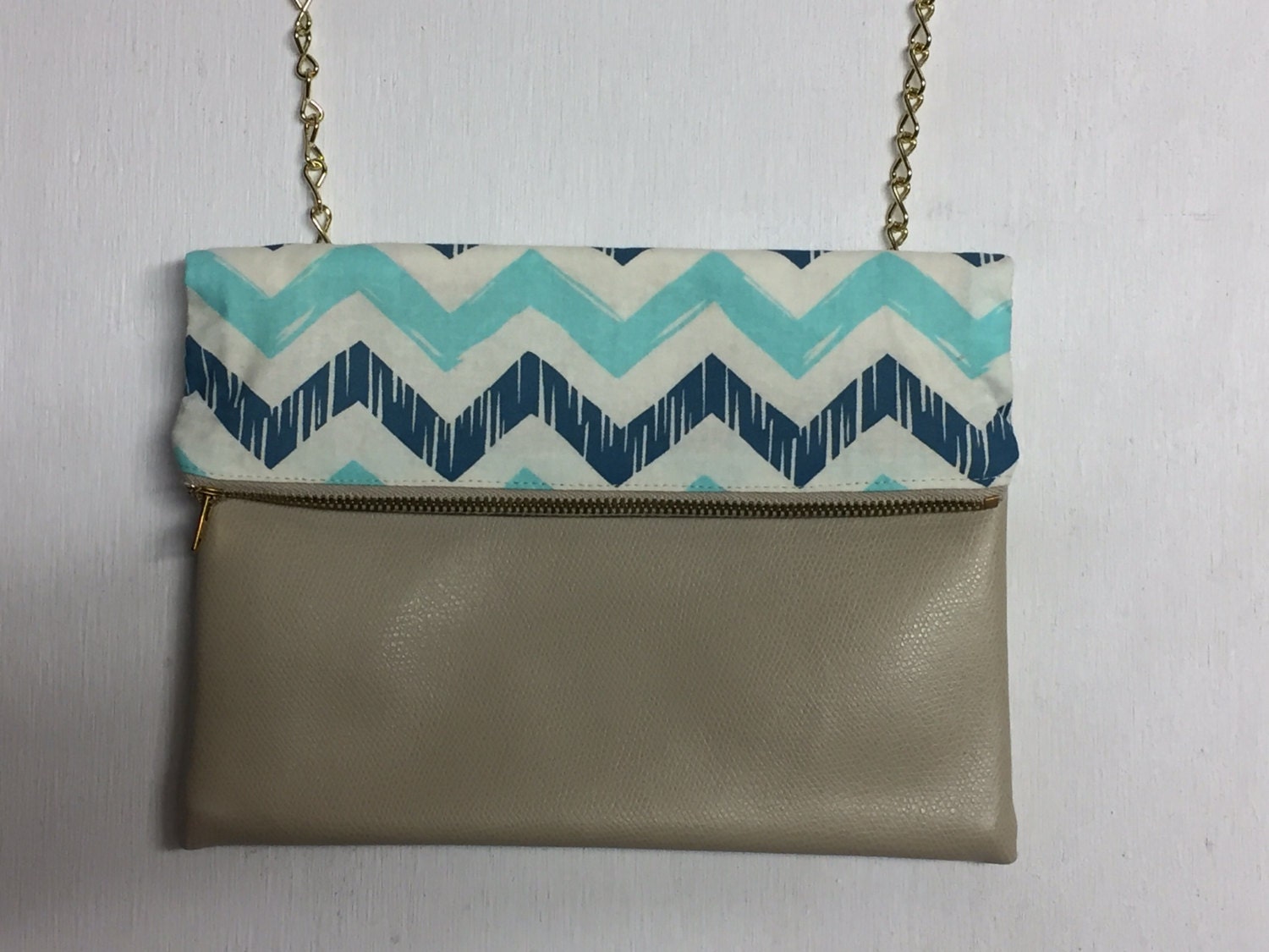 Türkis Chevron Mit Beige Vinyl Cross Body Rechteckige Geldbörse. Kleine Make-Up-Tasche. Falten Sie Über Kupplung. Abnehmbarer Und Verstellbarer Gurt Türkis Chevron Mit Beige Vinyl Cross Body Rechteckige Geldbörse. Kleine Make-Up-Tasche. Falten Sie Über Kupplung. Abnehmbarer Und Verstellbarer Gurt von Kyezi