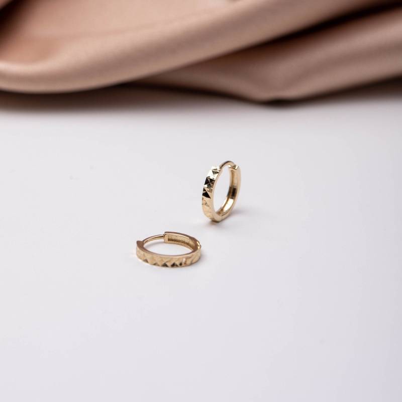 14K Huggie Goldohrringe Facettierte Sleeper Creolen Ge00107 von KyklosJewelry