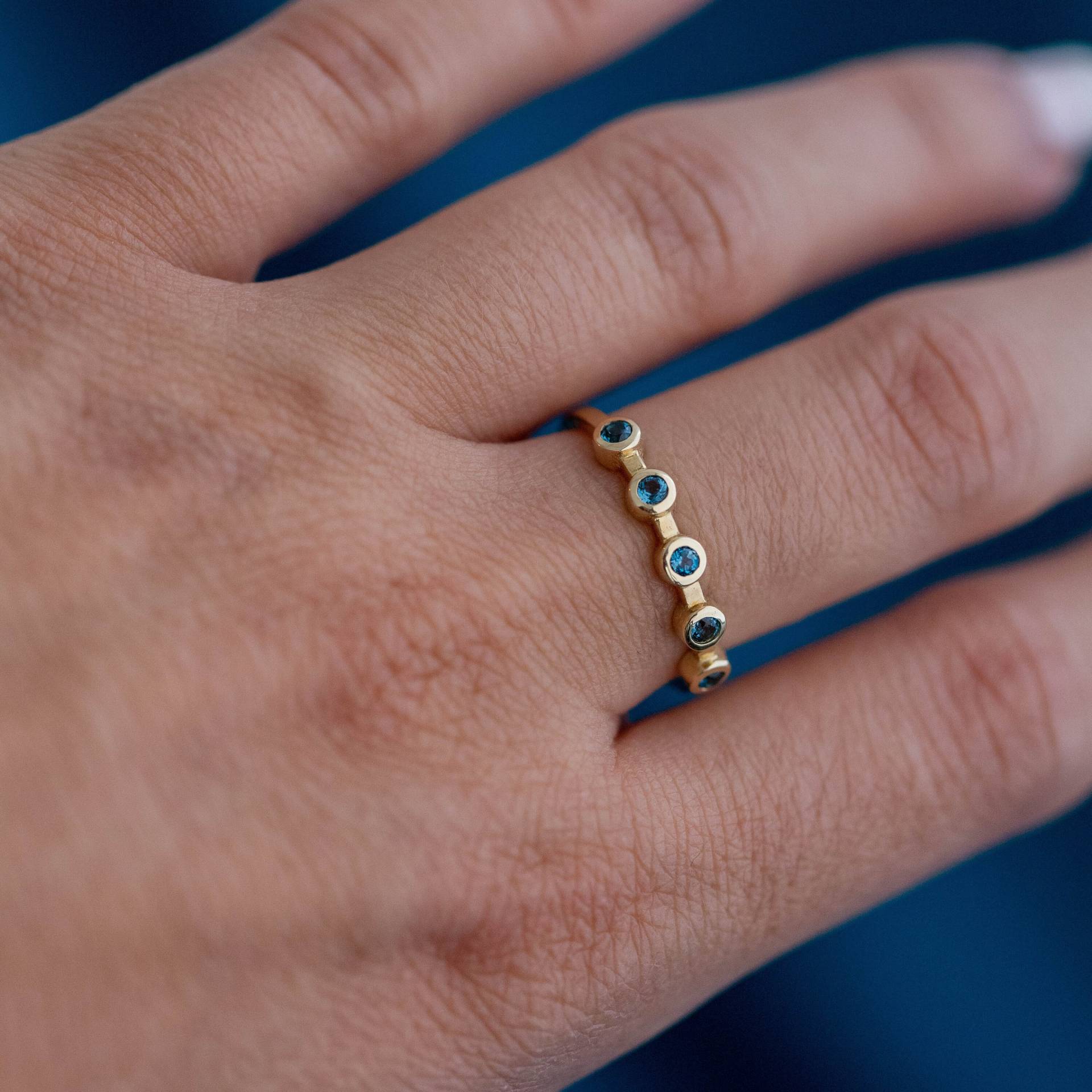 14K London Blautopas Ring - Gold Ehering 5 Stein Lünette Stapeln Geometrisch Jahrestag Geschenk Für Sie Gr00032 von KyklosJewelry