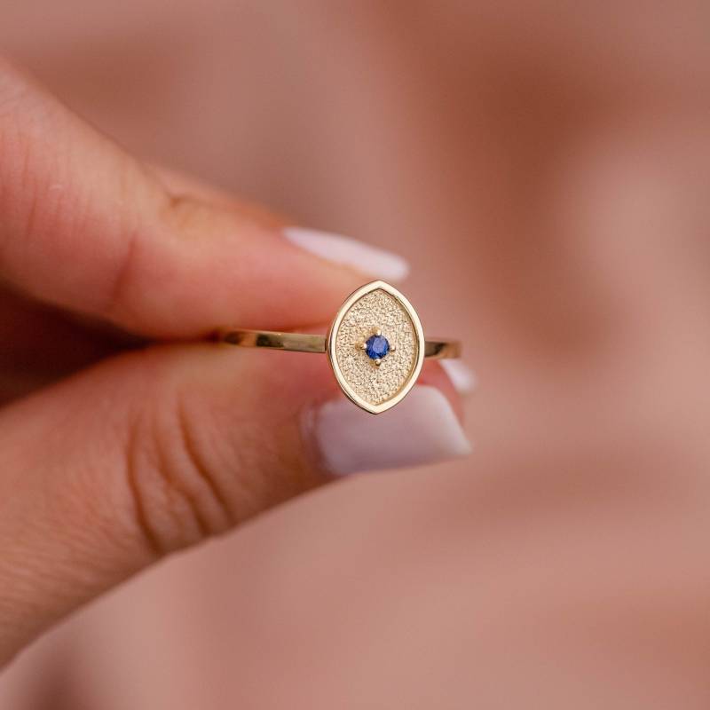 14K Solid Gold Ring Blauer Saphir - Zierliches Auge Strukturierter Stapelring September Birthstone Geburtstagsgeschenk Für Sie Gr00116 von KyklosJewelry