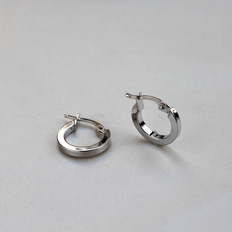 14K Weißgold Huggie Hoop Ohrringe Für Frauen - Mini Kleine Creolen Flach Zierlich Geburtstags Geschenk Mädchen Ge00101 von KyklosJewelry