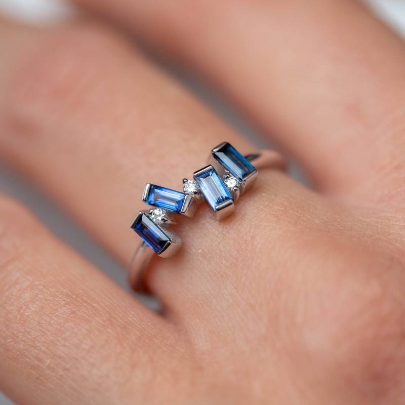Blauer Saphir Baguette Ring 14K Weißgold Diamanten - Stapeln Cluster Minimalist Solid Gold September Geschenk Für Sie Gr00373 von KyklosJewelry