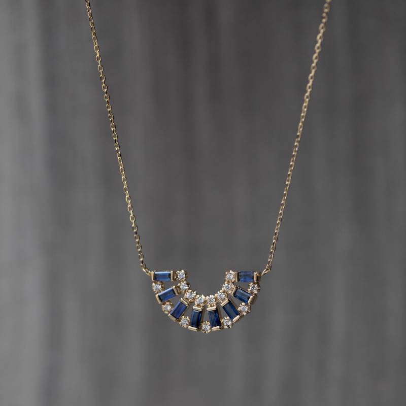 Art Deco Blaue Saphir Halskette 14K Gold Diamant Halbkreis Anhänger - Gn00026 von KyklosJewelry