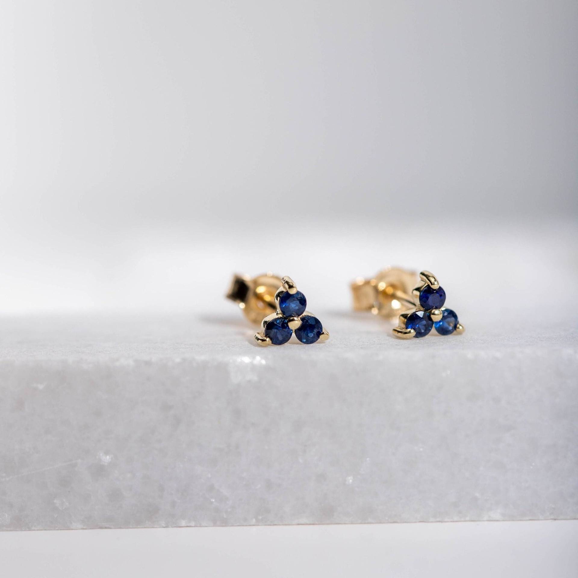 Blauer Saphir Ohrstecker 14K Gold Cluster - Trio 3 Stein Dreieinigkeit September Birthstone Geburtstagsgeschenk Für Mädchen Freundin Ge00074 von KyklosJewelry