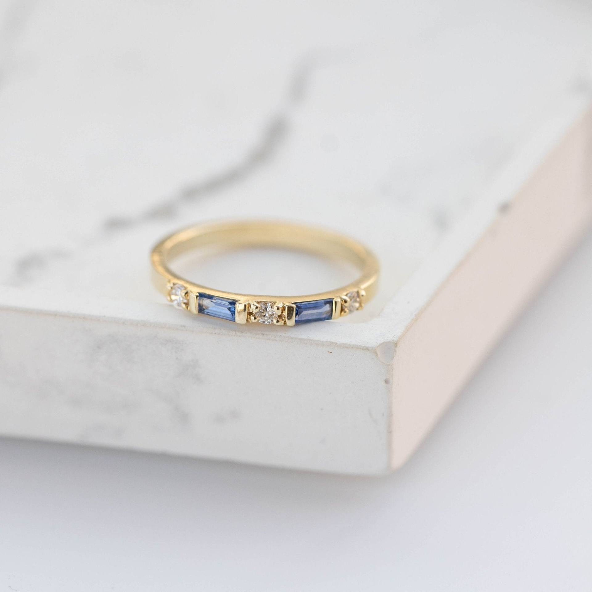 Blauer Saphir Ring 14K Gold Baguette Diamant - Stapel Ehering Für Frauen Gr00061 von KyklosJewelry