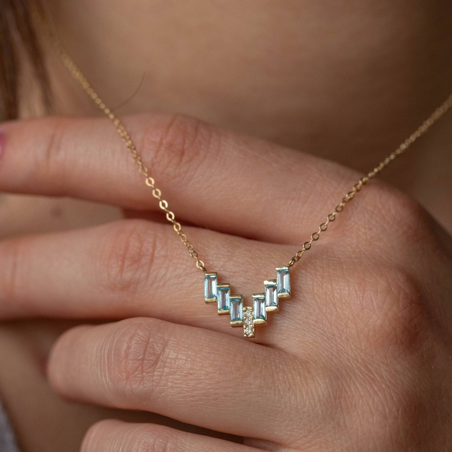 Blauer Topas V Halskette 14K Gold Baguette Mit Diamanten - Chevron Edelstein Für Frauen Gn00159-001 von KyklosJewelry