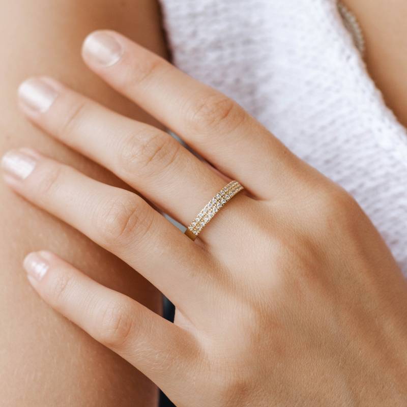 Doppelter Diamant Pave Ehering 14K Goldring - Halber Eternity Ring Für Frauen Stapeln Breiter Jubiläumsring Gr00134 von KyklosJewelry