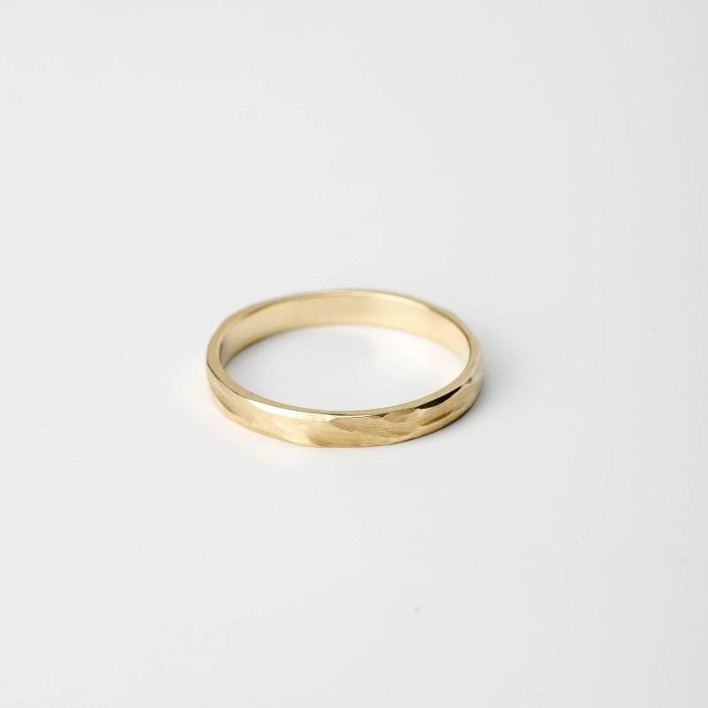 Dünner Ehering 14K Gold Strukturiert - Stapelgoldring Sie Und Ihn Handgefertigt Matt Gr00156 von KyklosJewelry