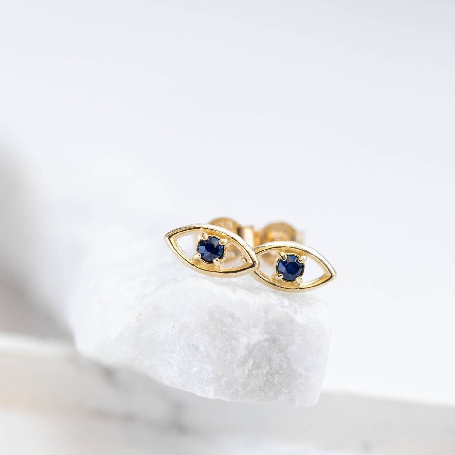 Evil Eye Blauer Saphir Ohrringe 14K Solid Gold - Kleine Ohrstecker Für Frauen Mädchen Geburtstagsgeschenk Sie September Birthstone Ge00012 von KyklosJewelry