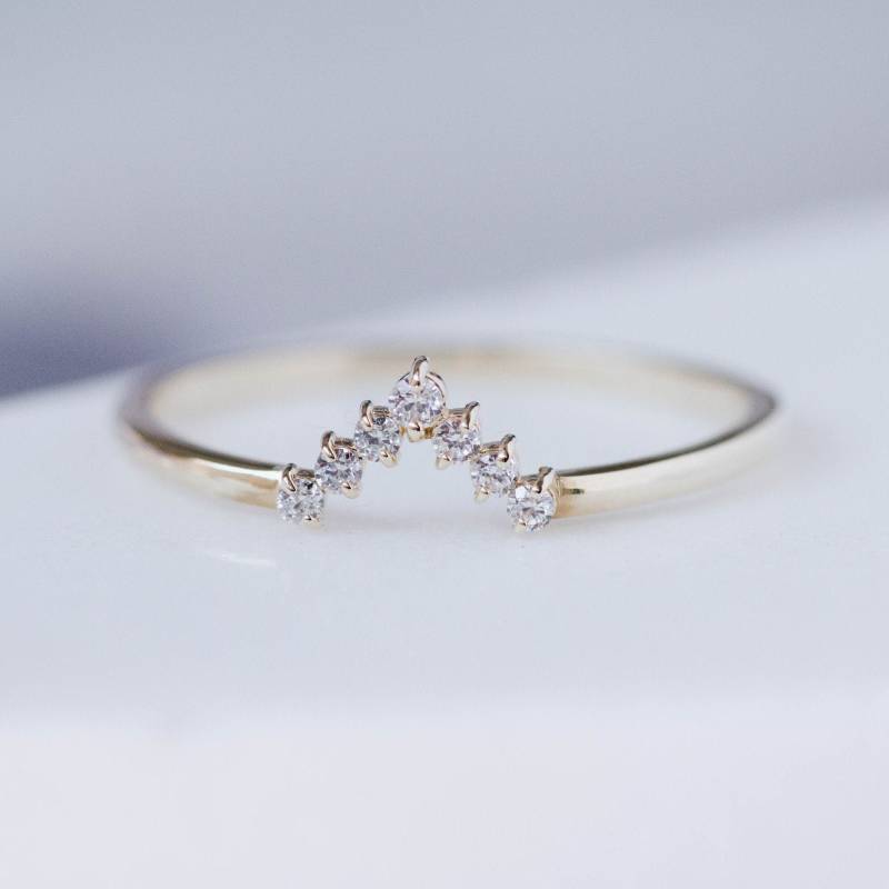 Geschwungener Diamant Band Chevron - V Gold Ring Stapelkrone Ehering Gr00111 von KyklosJewelry
