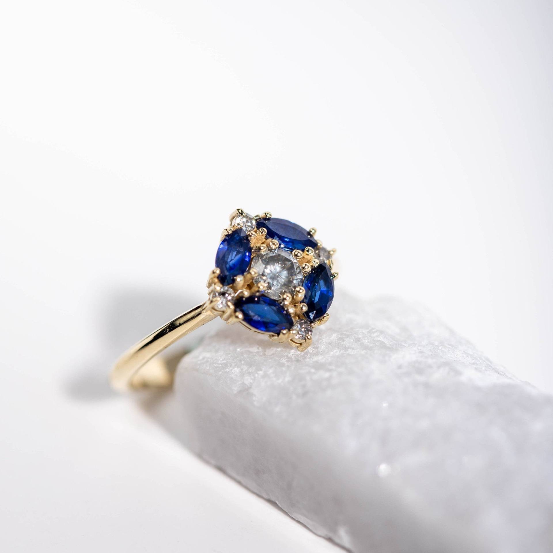 Marquise Blauer Saphir Ring Mit Grauen Diamanten 14K Gold - Art Deco Blumen Statement Für Frauen Jahrestagsgeschenk Sie Gr00358 von KyklosJewelry