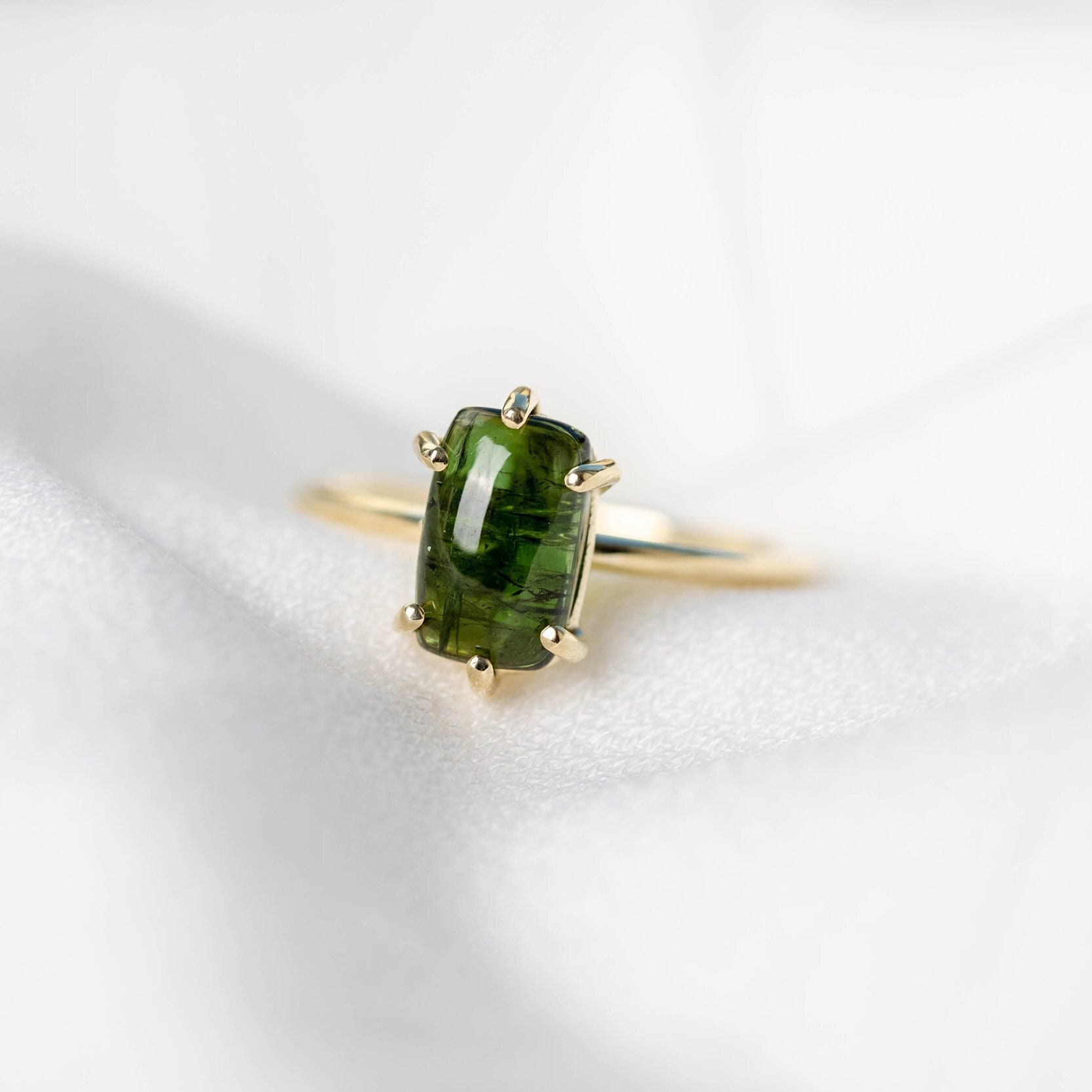 Natürlicher Grüner Turmalin-Ring Aus 14-Karätigem Gold Für Damen, Statement-Verlobungs-Solitärring - Edelstein-Ring Gr00065 von KyklosJewelry