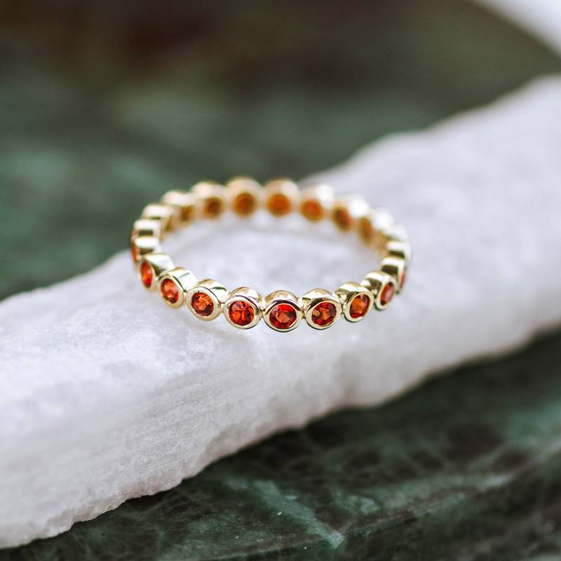 Orange Saphir Bandring 14K Gold Volle Ewigkeit - Ehering Stapelalternative Jahrestagsgeschenk Für Sie Gr00340 von KyklosJewelry