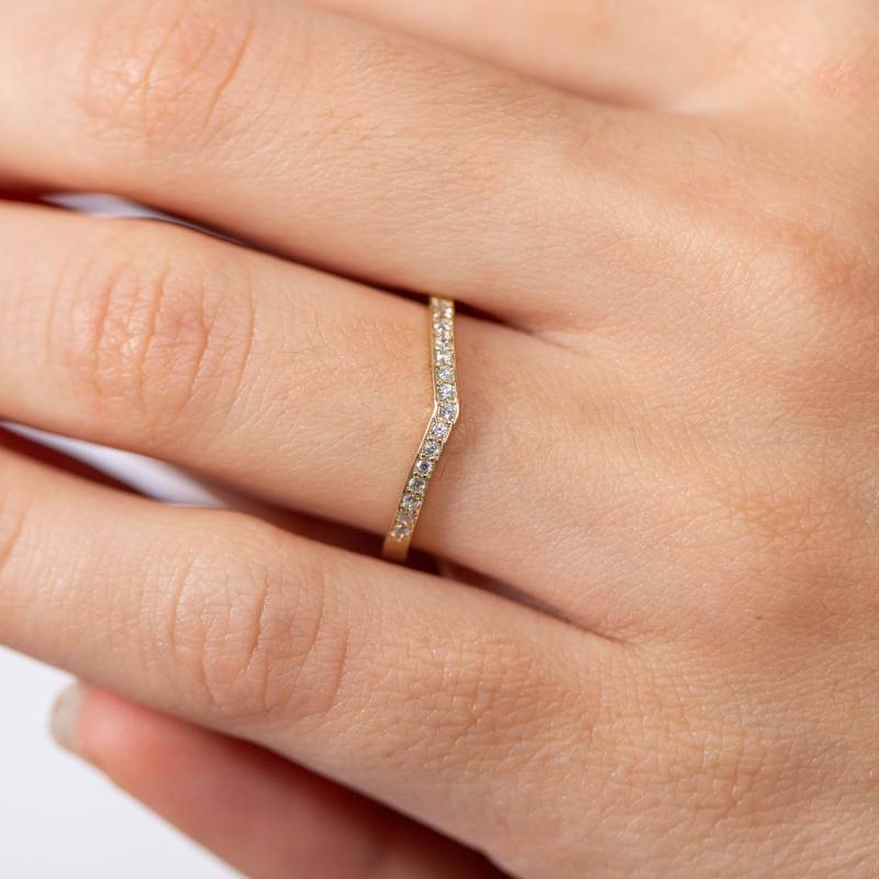 Pave Diamant V Ring 14K Gold Eternity Hochzeitsband - Stapeln Chevron Gr00143 von KyklosJewelry