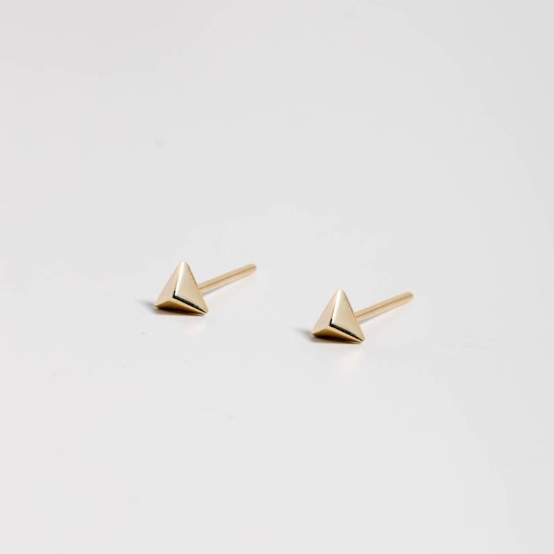 Pyramide Ohrstecker 14K Gold - Kleine Dreieck Für Frauen Und Mädchen Kyklos Schmuck Ge00127 von KyklosJewelry