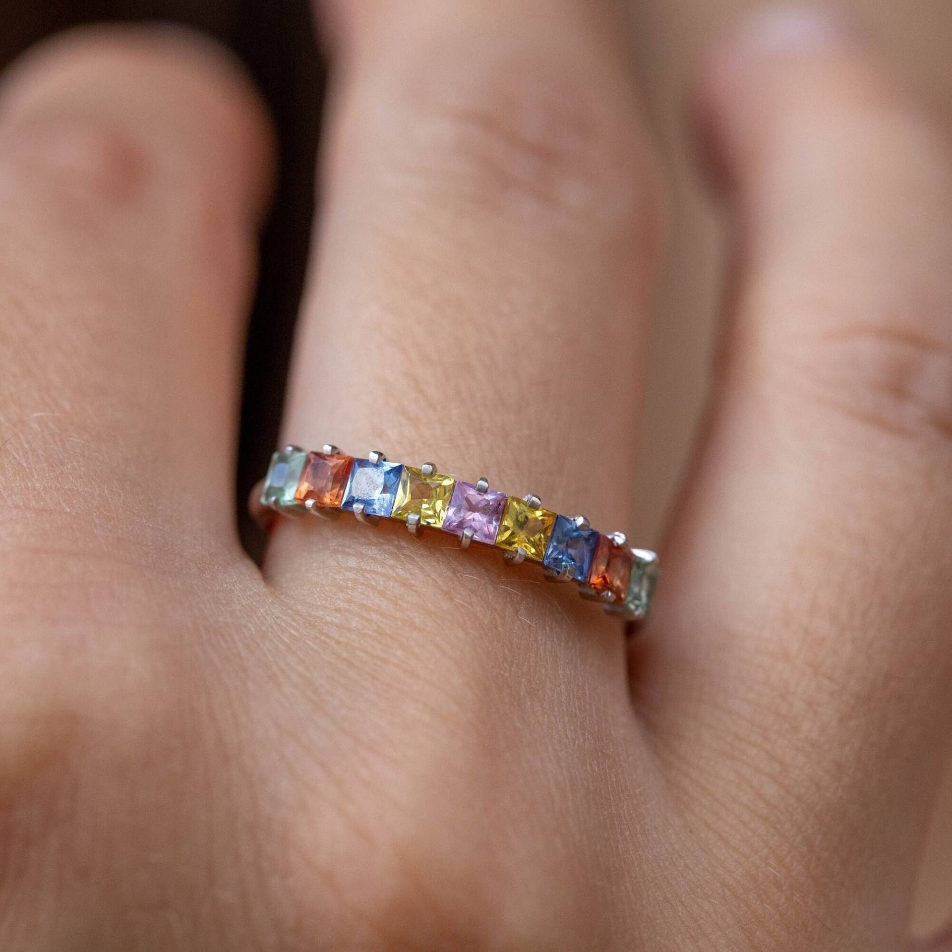 Regenbogen Saphir Ring Half Eternity 14K Gold - Multicolor Ehering Stacking Für Frauen Jahrestagsgeschenk Gr00369 von KyklosJewelry