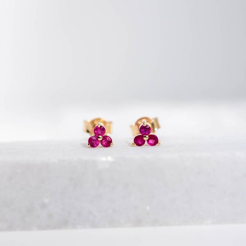 Rubin Ohrstecker 14K Gold - Juli Geburtsstein Natürliche 3 Stein Winzige Ohrringe Geburtstagsgeschenk Für Sie Mädchen Ge00074-001 von KyklosJewelry