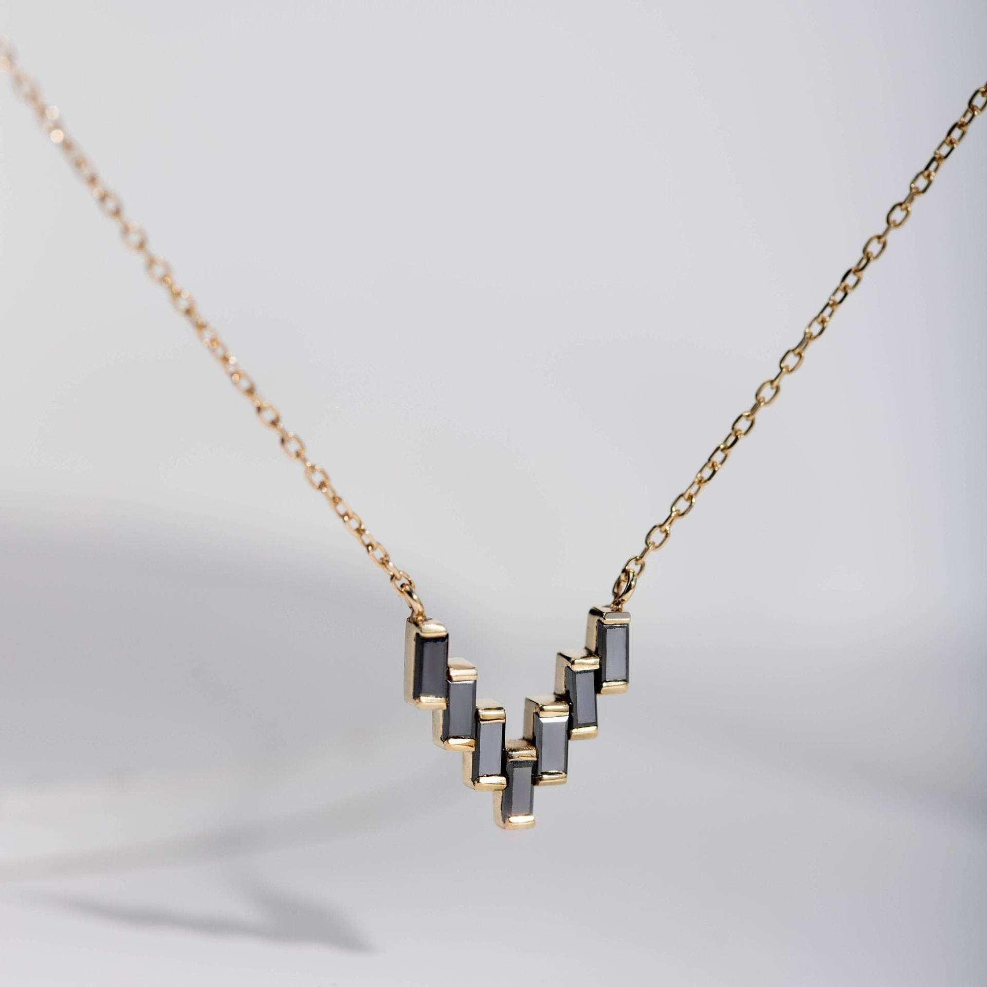 Schwarzer Diamant Halskette Frauen 14K Gold Baguette Cut - V Chevron Solid Jubiläumsgeschenk Für Sie Frau Gn00118 von KyklosJewelry