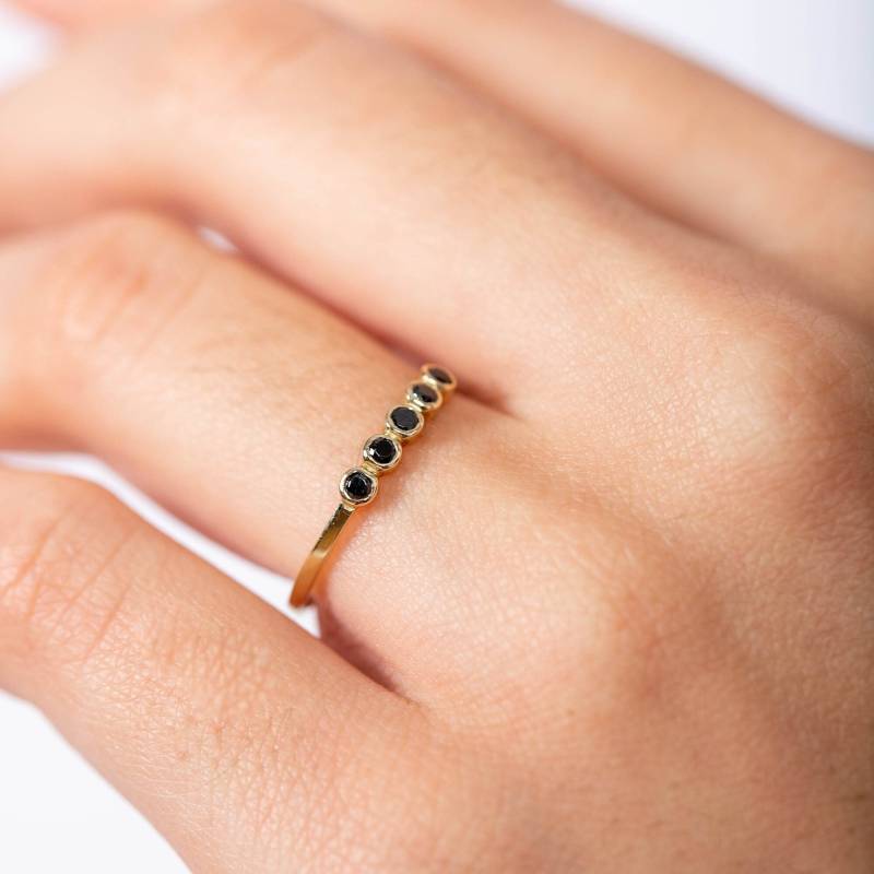 Schwarzer Diamant Ring 14K Gold - 5 Ehering Modern Steine Stacking Bezel Geschenk Für Sie Gr00079 von KyklosJewelry