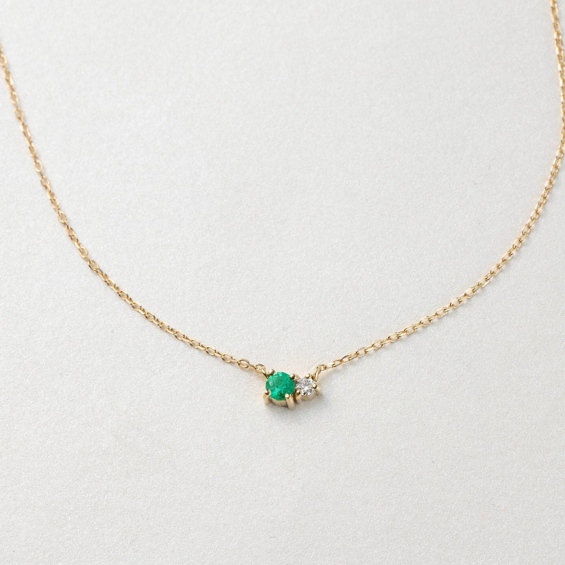 Smaragd Diamant Halskette Cluster 14K Gold Für Frauen - Runder 3mm Zierlicher Schmuck Mai Birthstone Geburtstagsgeschenk Gn00105 von KyklosJewelry