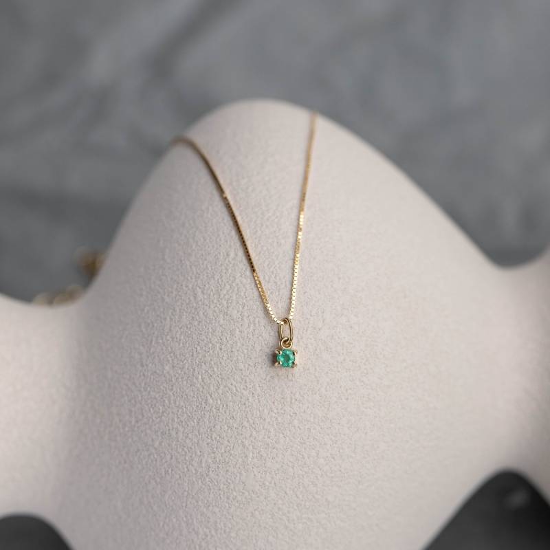 Smaragd Solitär Halskette 14K Solid Gold Grüner Anhänger, Mai Geburtsstein - Gn00097 002 von KyklosJewelry