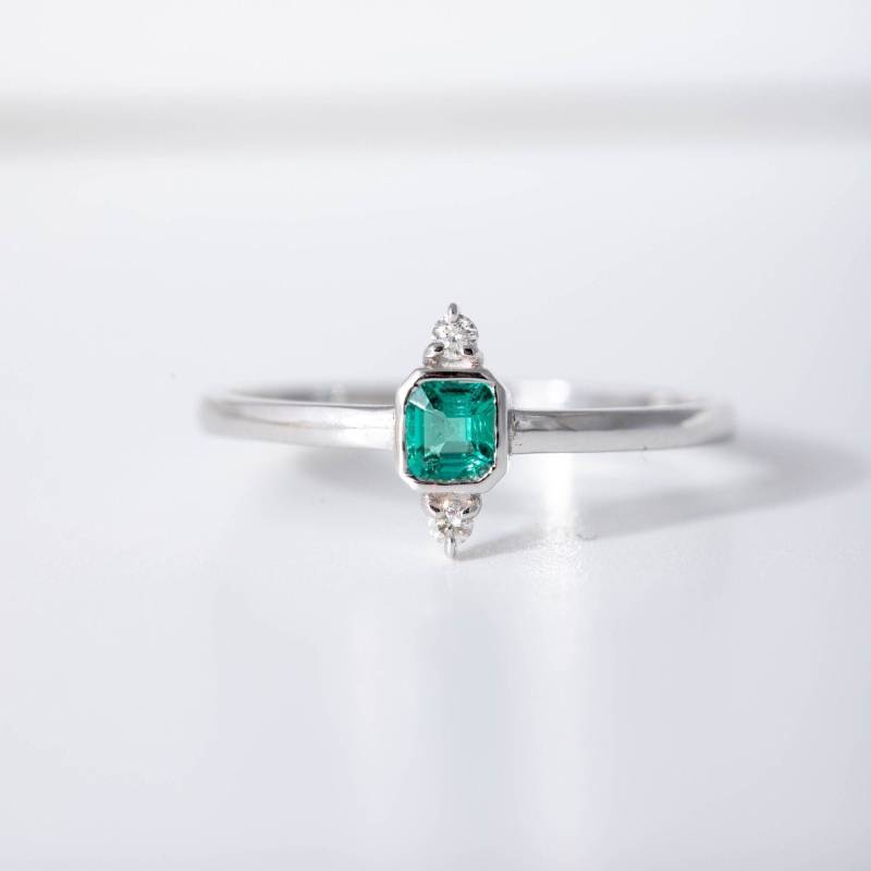 Smaragd Verlobungsring - 14K Weißgold Diamant Ring Modern Gr00255 von KyklosJewelry