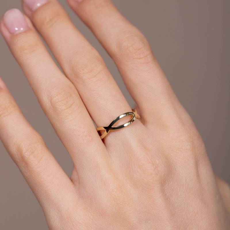 Solid Gold Crossover Ring - Alternativer Ehering Gewellt Stapelring Für Frauen Kyklos Schmuck Gr00263 von KyklosJewelry