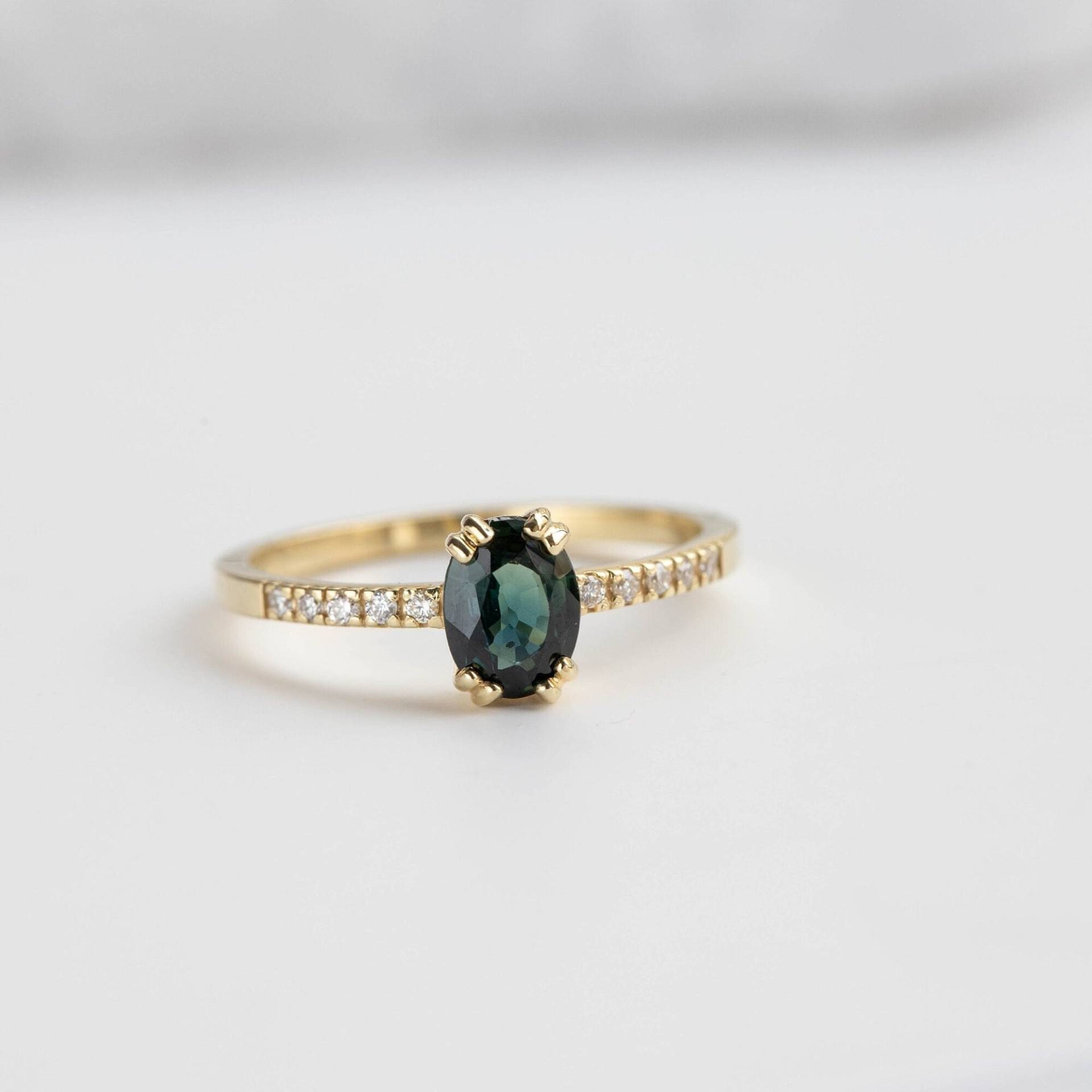 Teal Saphir Verlobungsring Diamant Oval Cut Doppel Prong 14K Gold - Grün Blau Bicolor Pave Ehering Für Frauen Gr00361 von KyklosJewelry