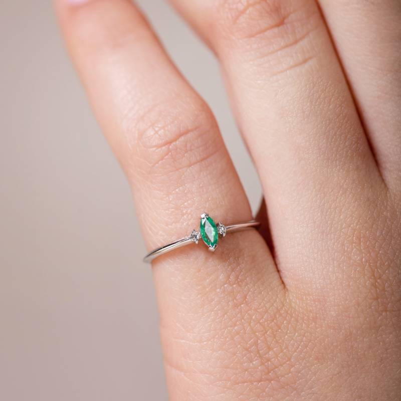 Verlobungsring Smaragd Diamanten 585Er Weißgold - Moderner Kyklos Schmuck Gr00257 von KyklosJewelry