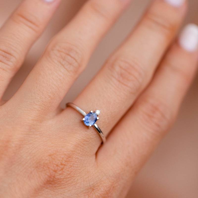 Vivid Oval Blauer Saphir Verlobungsring Modern 14K Weiß Diamant Gold - Zierlicher Ring Für Frauen Gr00295 von KyklosJewelry