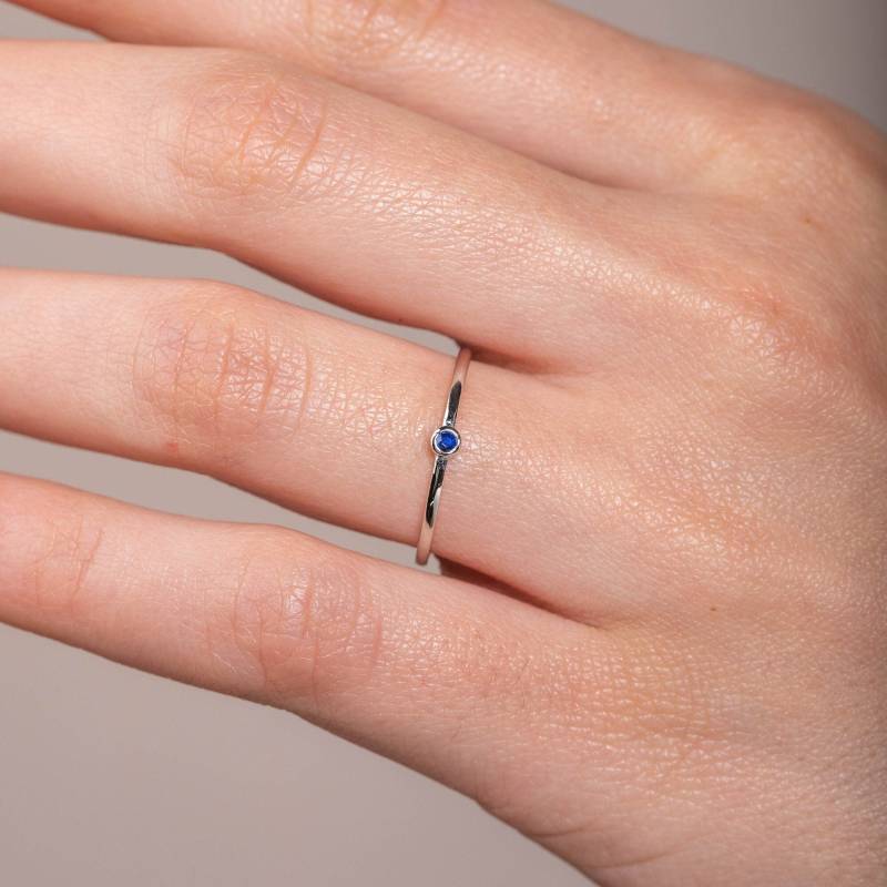 Winziger Verlobungsring Saphir - Weißgold Damenring Stapelbarer Ring September Geburtsstein Kyklos Schmuck Gr00280-005 von KyklosJewelry