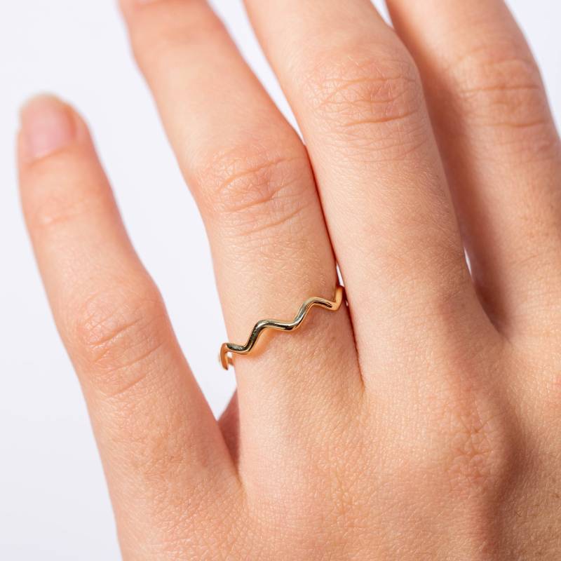 Zig Zag Ring 14K Gold - Gewelltes Band Einfache Zierliche Stapel Alternative Hochzeit Kyklos Schmuck Gr00019 von KyklosJewelry