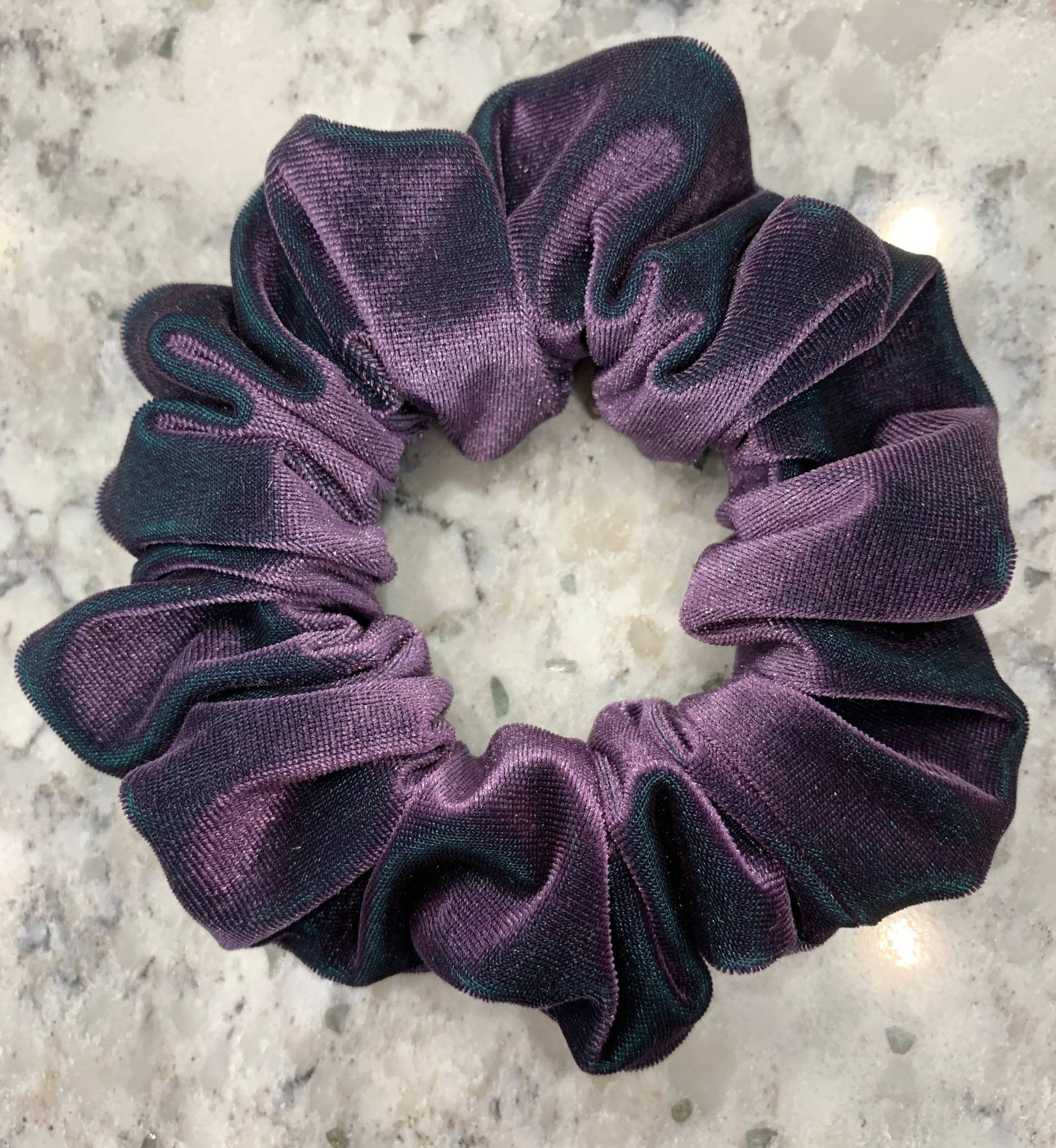Lila/Teal Zweifarbige Samt Scrunchies Lila/Teal Zweifarbige Samt Scrunchies von KylanaWear