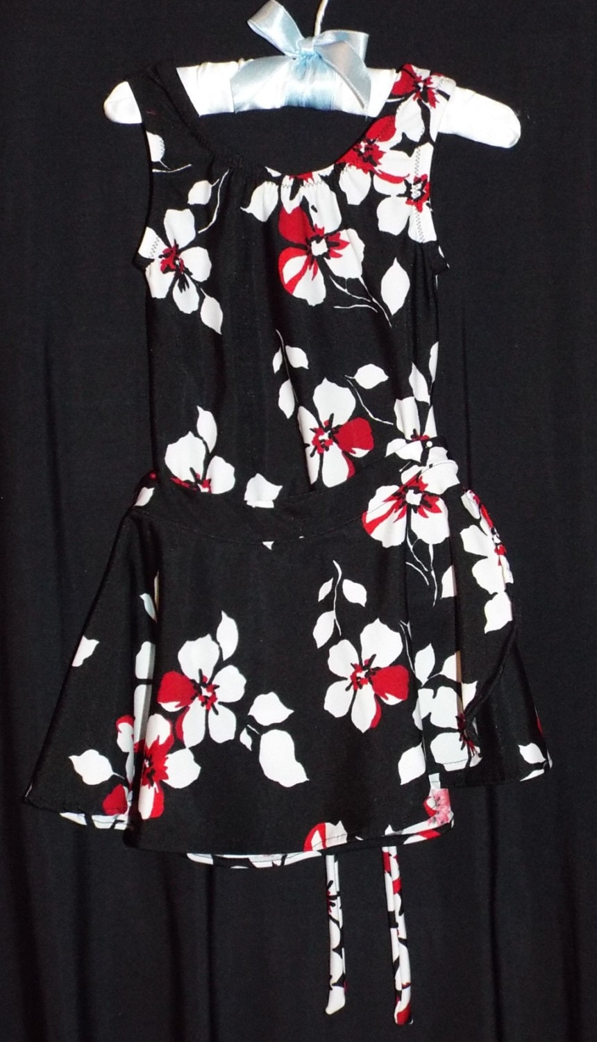 1 Vormade Set Größe 4 Versandfertig - Schwarz Mit Roten Und Weißen Blumen Leo Rock 1 Vormade Set Größe 4 Versandfertig - Schwarz Mit Roten Und Weißen Blumen Leo Rock von KylieKissedDesigns